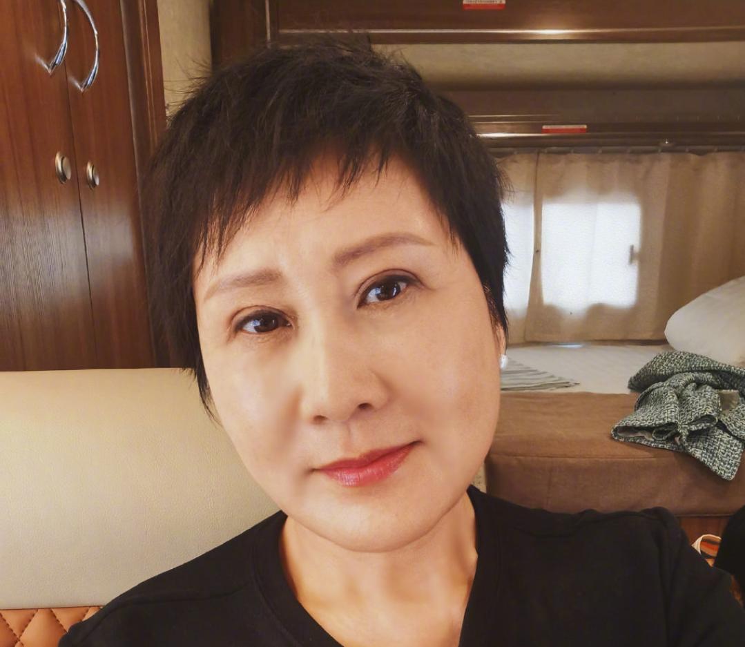 最新综艺青春环游记——赵今麦与杨幂的跨界碰撞