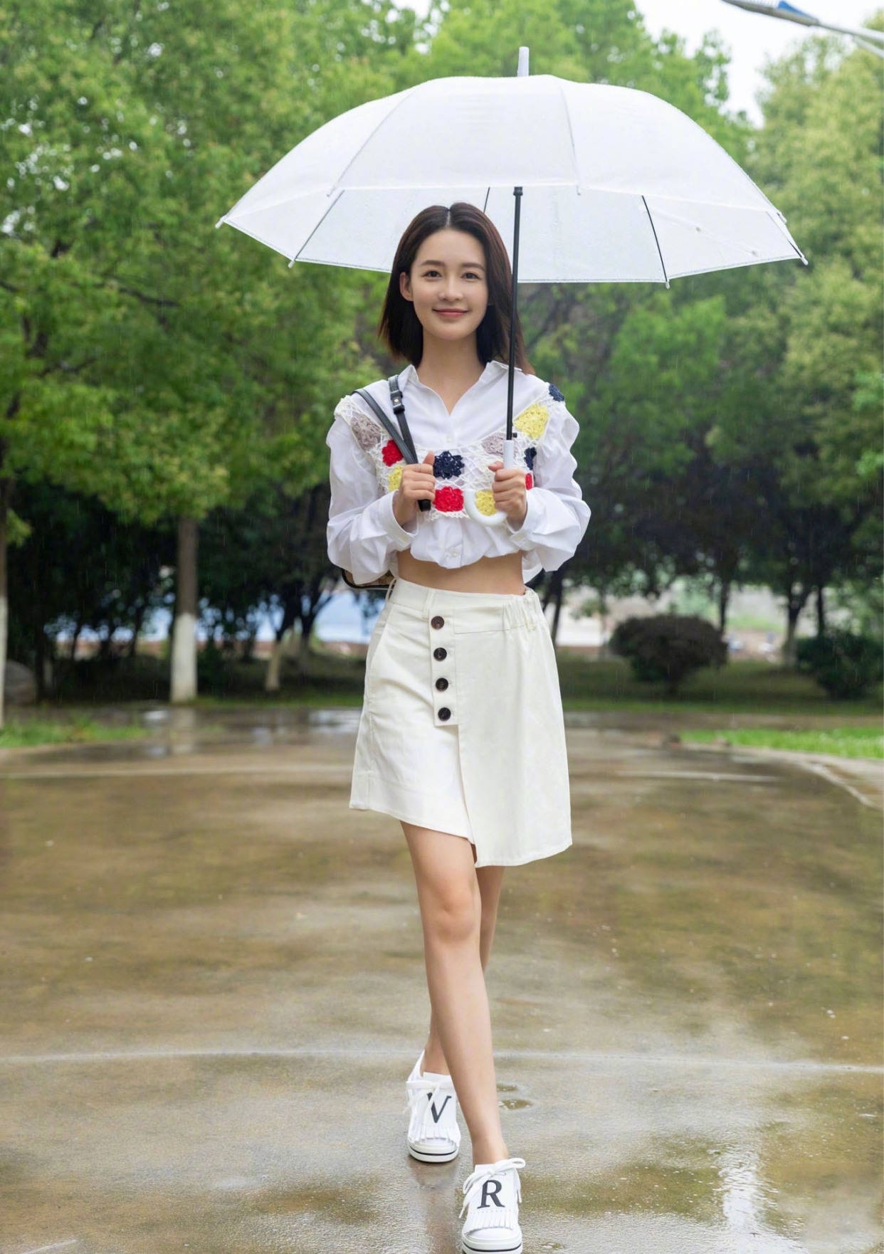 青春活力，赵今麦穿游泳衣的清新瞬间