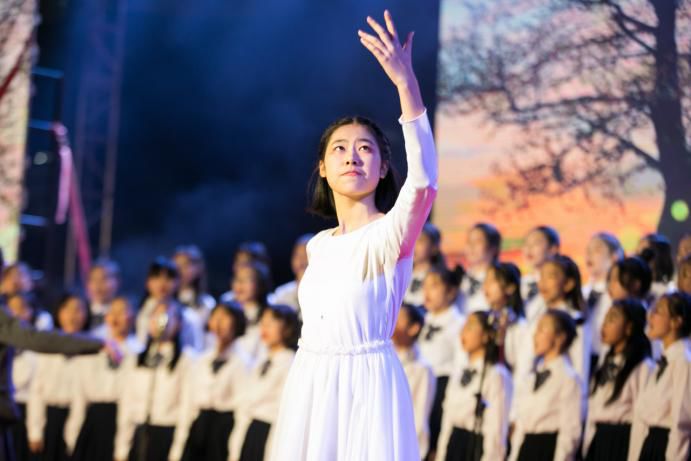 青春绽放，赵今麦的蜕变之旅——从青涩到璀璨的美丽对比