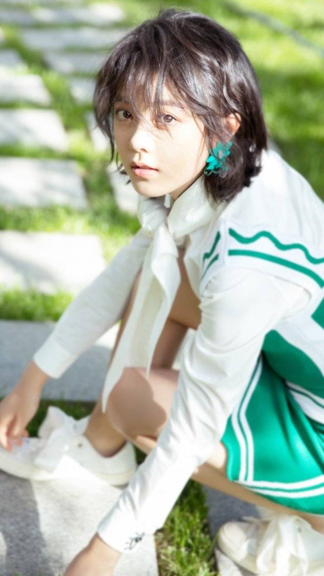 真实之美，赵今麦泳池中的青春剪影