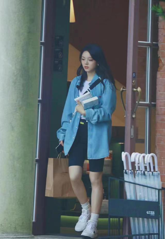 赵今麦在〈花儿与少年〉中的青春绽放，从荧幕到旅行的成长之旅