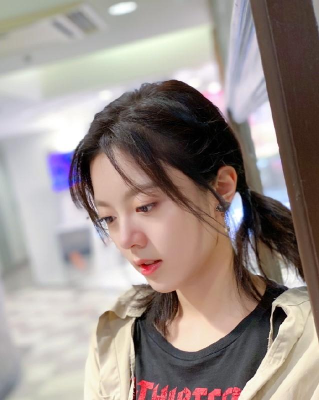 青春绽放，赵今麦的全身写真探索