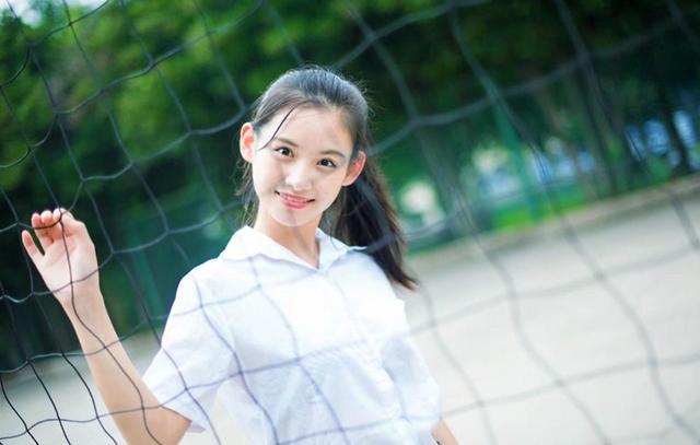 赵今麦的成长蜕变，从青涩少女到性感比基尼照的优雅转身