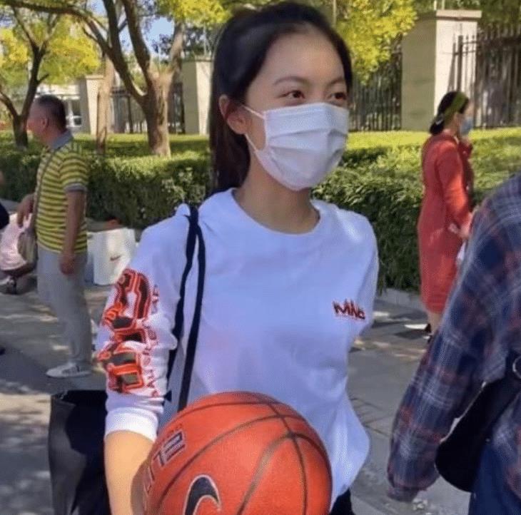赵今麦，荧幕外的青春足迹与现实情感探索