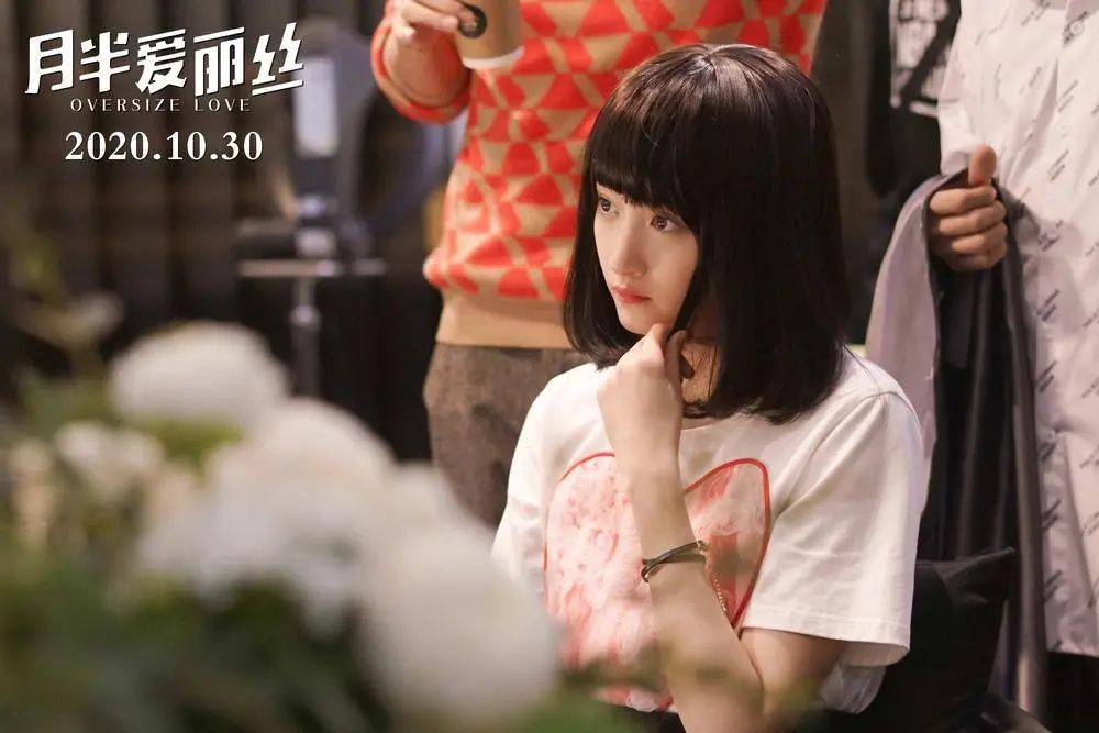 青春绽放，演员赵今麦官宣恋情视频的甜蜜与成长