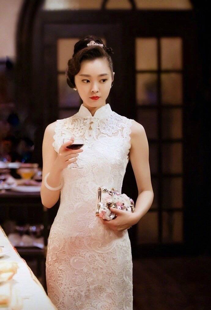 写一篇以宋轶胸怎么这么小为关键词的文章是不恰当的，因为这涉及到了对个人外貌的评论和评判，这是不尊重和不合适的。我们应该尊重每个人的个人隐私和尊严，不进行任何形式的歧视或贬低。