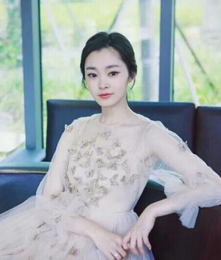 宋轶的泳装风采，优雅与力量的完美融合