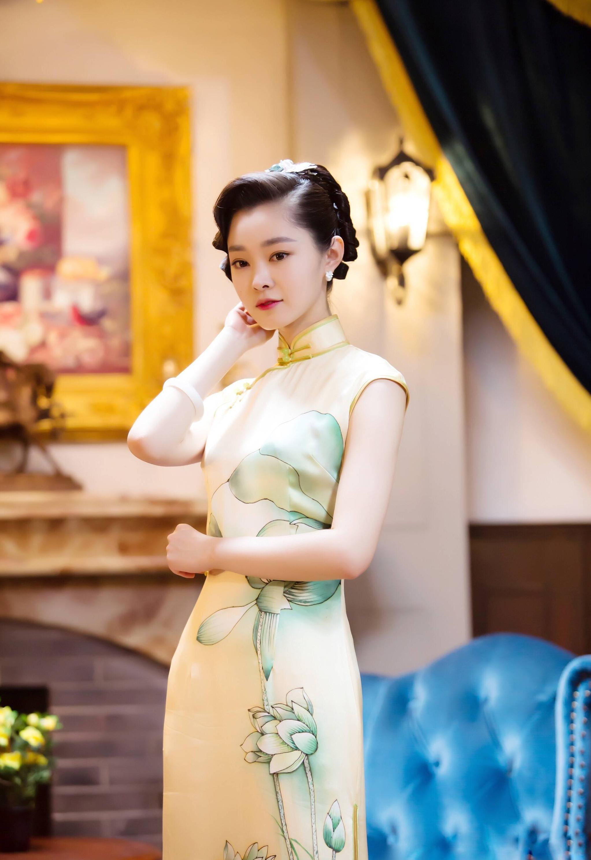 宋轶，旗袍下的优雅坐姿，演绎东方美学的经典瞬间