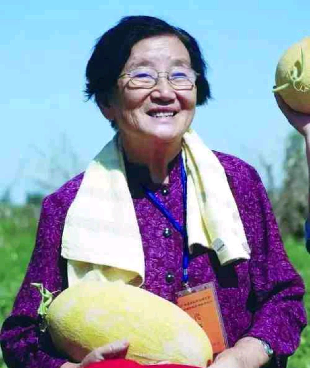 水果奶奶的微笑，一位传奇扮演者的离世与不朽记忆