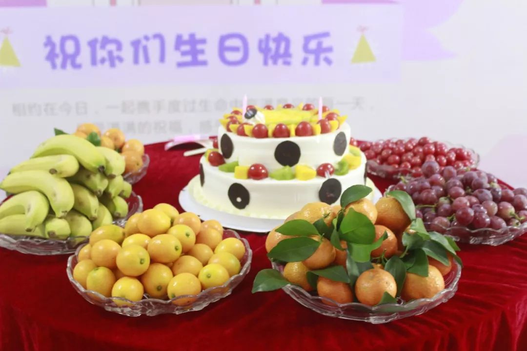 水果奶奶的甜蜜角色，一位社区里的温馨守护者