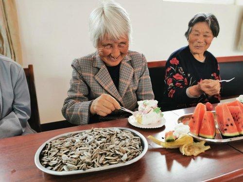 水果奶奶的温馨画卷，简单又好看的图片故事