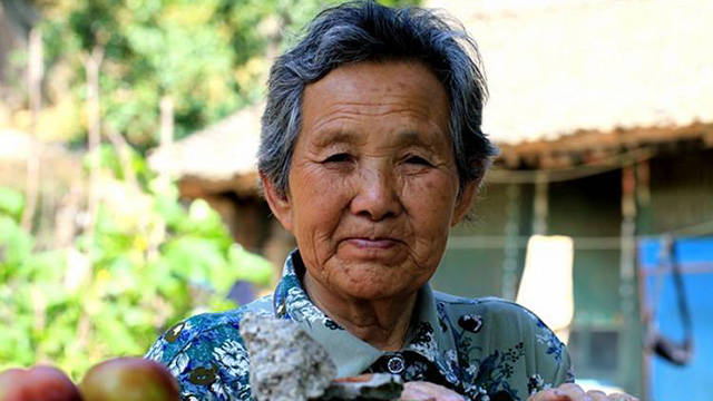 水果奶奶的多样角色，从荧幕到生活的多彩化身