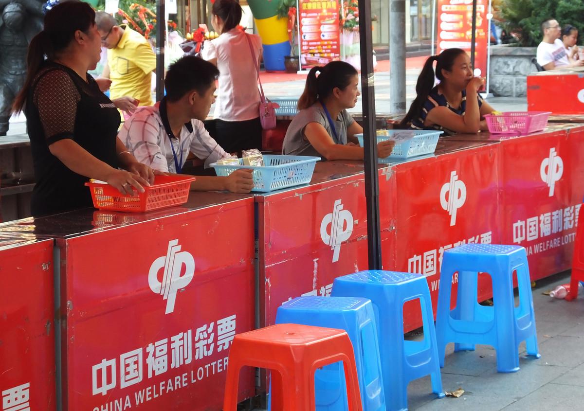 福彩双色球，解读走势图与带坐标连线图的奥秘