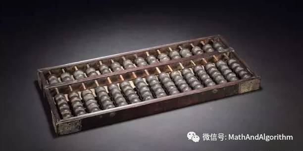 神秘王中王，鉄算盘下的命运交织