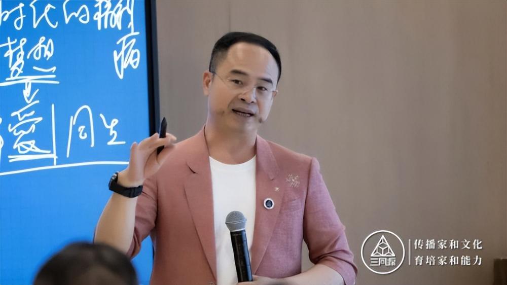 2043年，回顾与展望—香港开奖结果记录的数字化时代2024年香港开奖结果记录20期